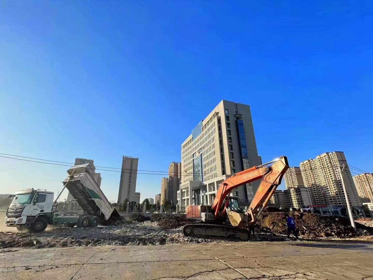 豪家集團承建的政務(wù)花園項目、污水管網(wǎng)項目、CBD公園項目施工中